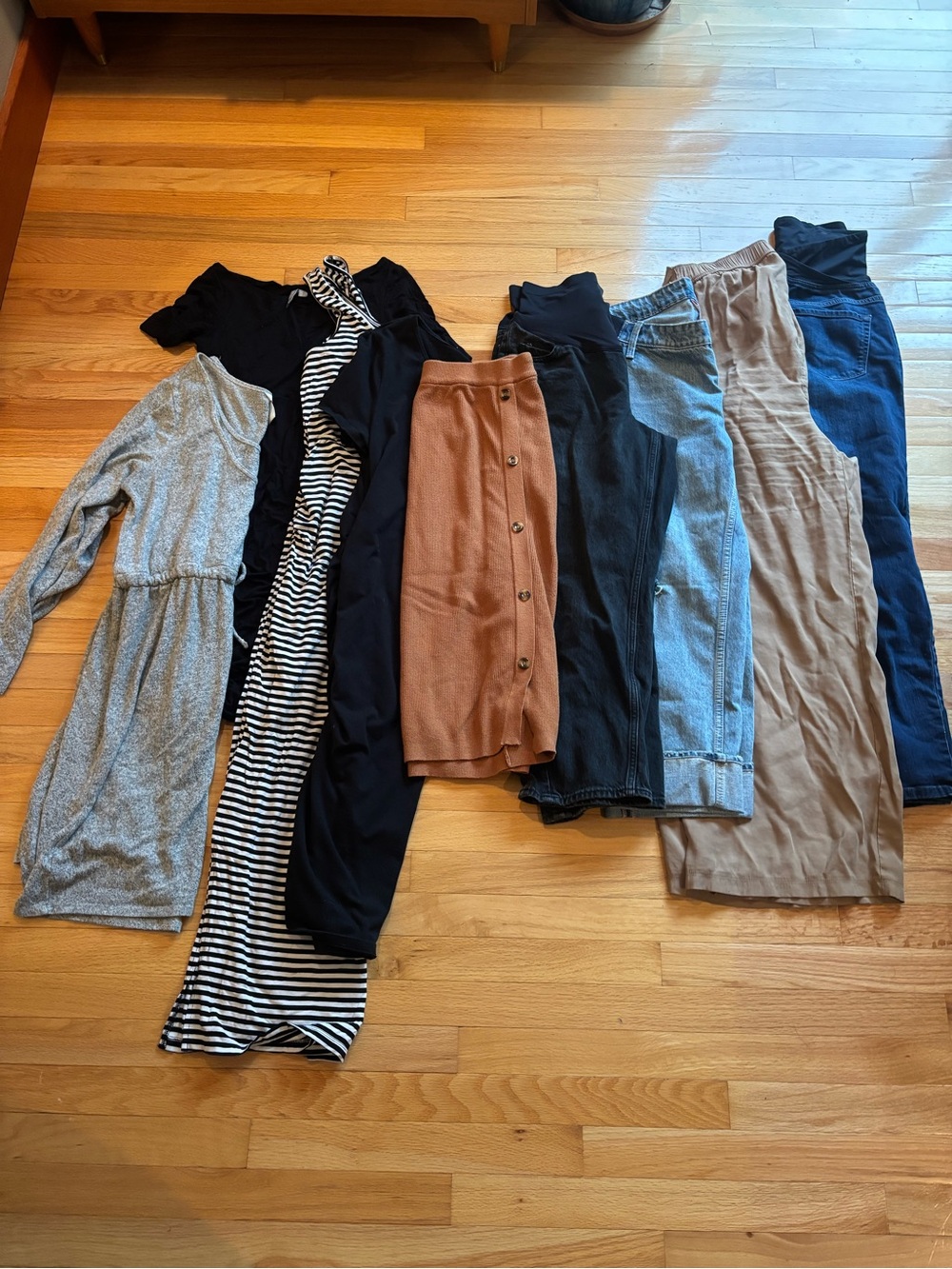 Maternity Lot - capsule wardrobe sizes medium to large. - Picture 2 of 16